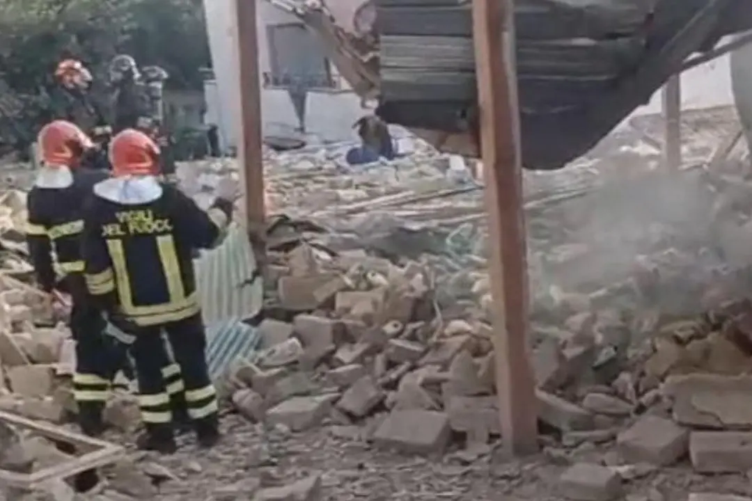 I vigili del fuoco al lavoro dopo l\\'esplosione a Ercolano