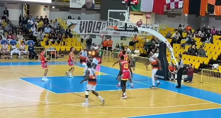 Basket, Viola Reggio inarrestabile: nove su nove. Torna alla vittoria Rende, ko Catanzaro\n