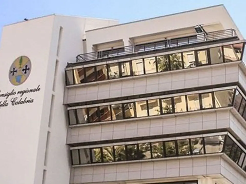 Arriva una legge su misura dell’Asp di Catanzaro: potrà nominare manager “senza requisiti” anche se salta il decreto Calabria