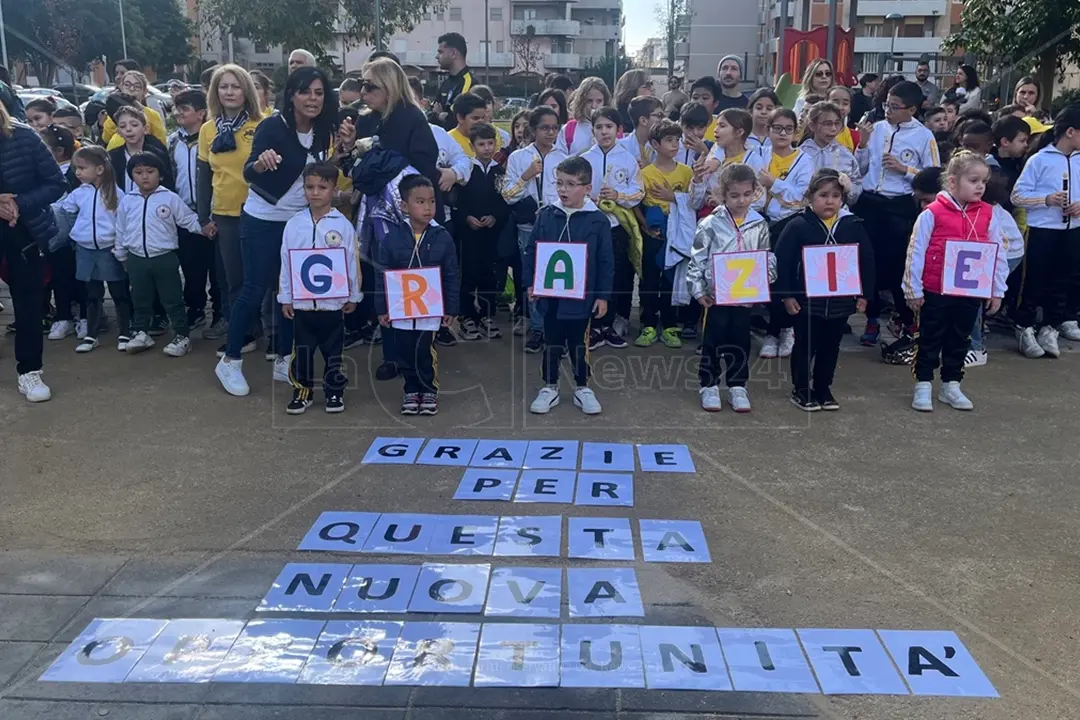 <p><strong>I bambini della scuola primaria Ciraolo dell&rsquo;Ic Telesio durante l&#39;inaugurazione del parco urbano del rione Marconi a Reggio</strong></p>\\n