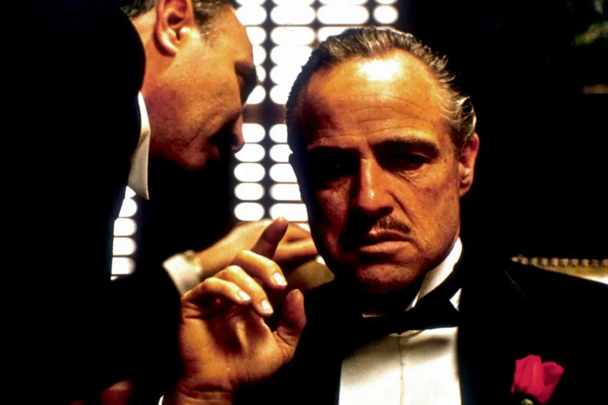 <p>Una scena del film di Francis Ford Coppola con Marlon Brando nel ruolo del Padrino</p>\\n