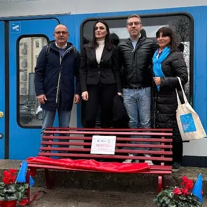 Una panchina rossa contro la violenza sulle donne: a Catanzaro il messaggio Ferrovie della Calabria e Uil\u00A0\n