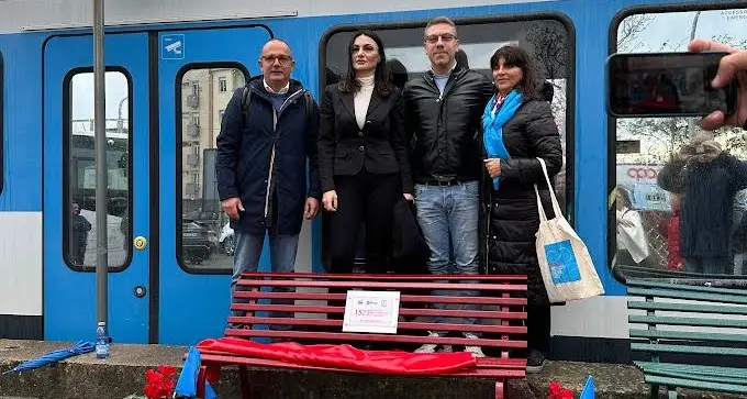 Una panchina rossa contro la violenza sulle donne: a Catanzaro il messaggio Ferrovie della Calabria e Uil\u00A0\n