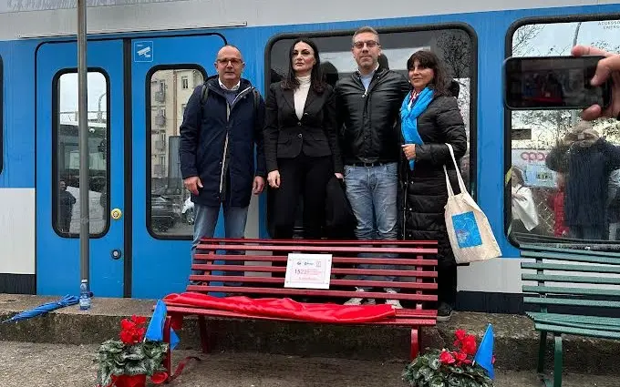 Una panchina rossa contro la violenza sulle donne: a Catanzaro il messaggio Ferrovie della Calabria e Uil\u00A0\n