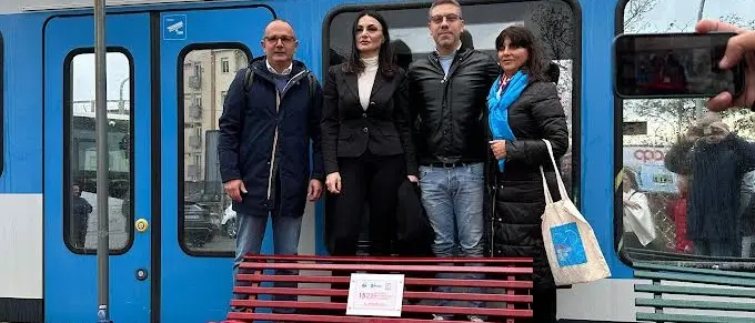 Una panchina rossa contro la violenza sulle donne: a Catanzaro il messaggio Ferrovie della Calabria e Uil\u00A0\n
