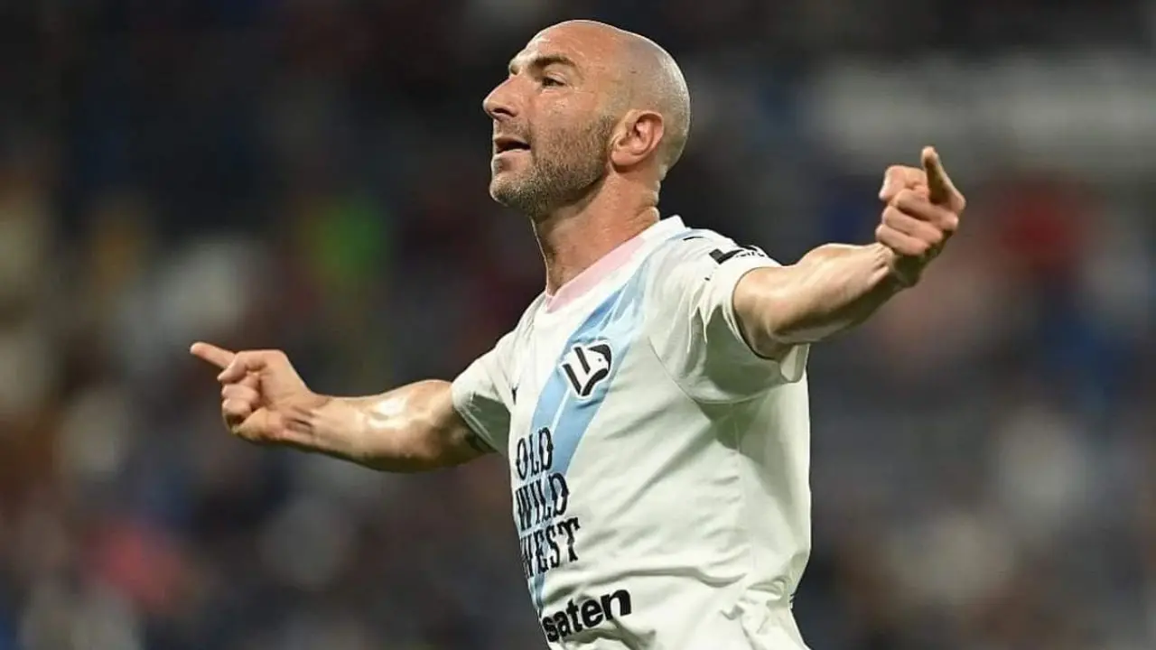 Il difensore Fabio Lucioni con la maglia del Palermo