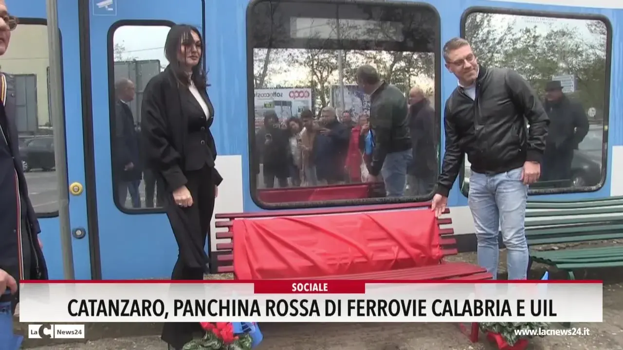 Catanzaro, una panchina rossa da Ferrovie Calabria e Uil