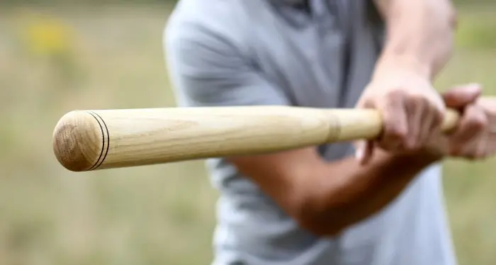 Scene da Far West a Santa Domenico Talao: ragazzo pestato con una mazza da baseball per una vendetta \"d'amore\"\n