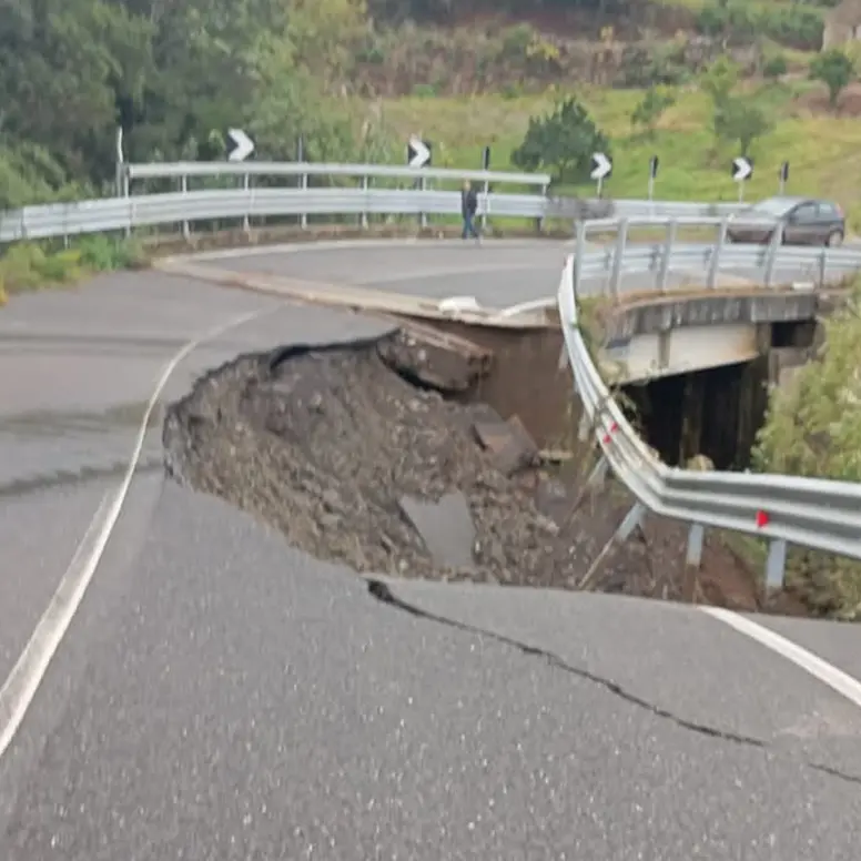 A un mese dall’alluvione in Calabria resta isolato il comune di Jacurso, l’unica via d’accesso è una strada di montagna (dissestata)\n