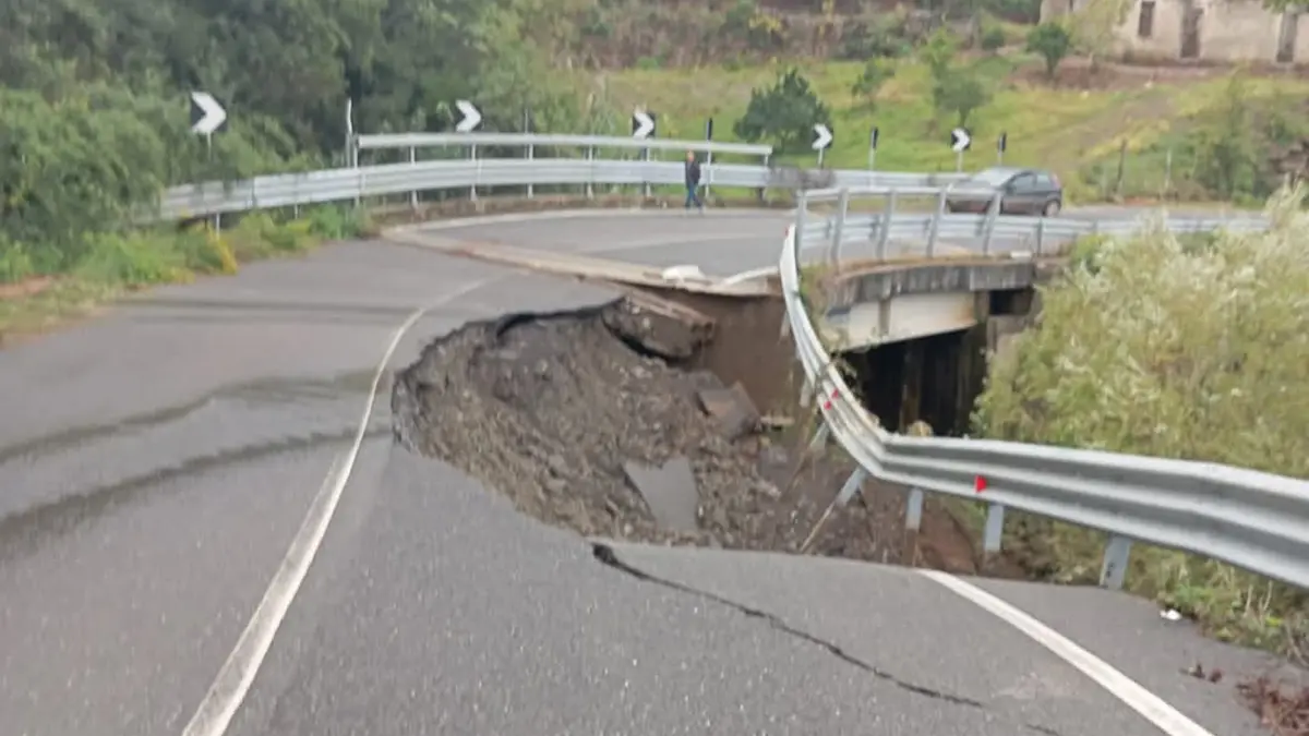 A un mese dall’alluvione in Calabria resta isolato il comune di Jacurso, l’unica via d’accesso è una strada di montagna (dissestata)\n