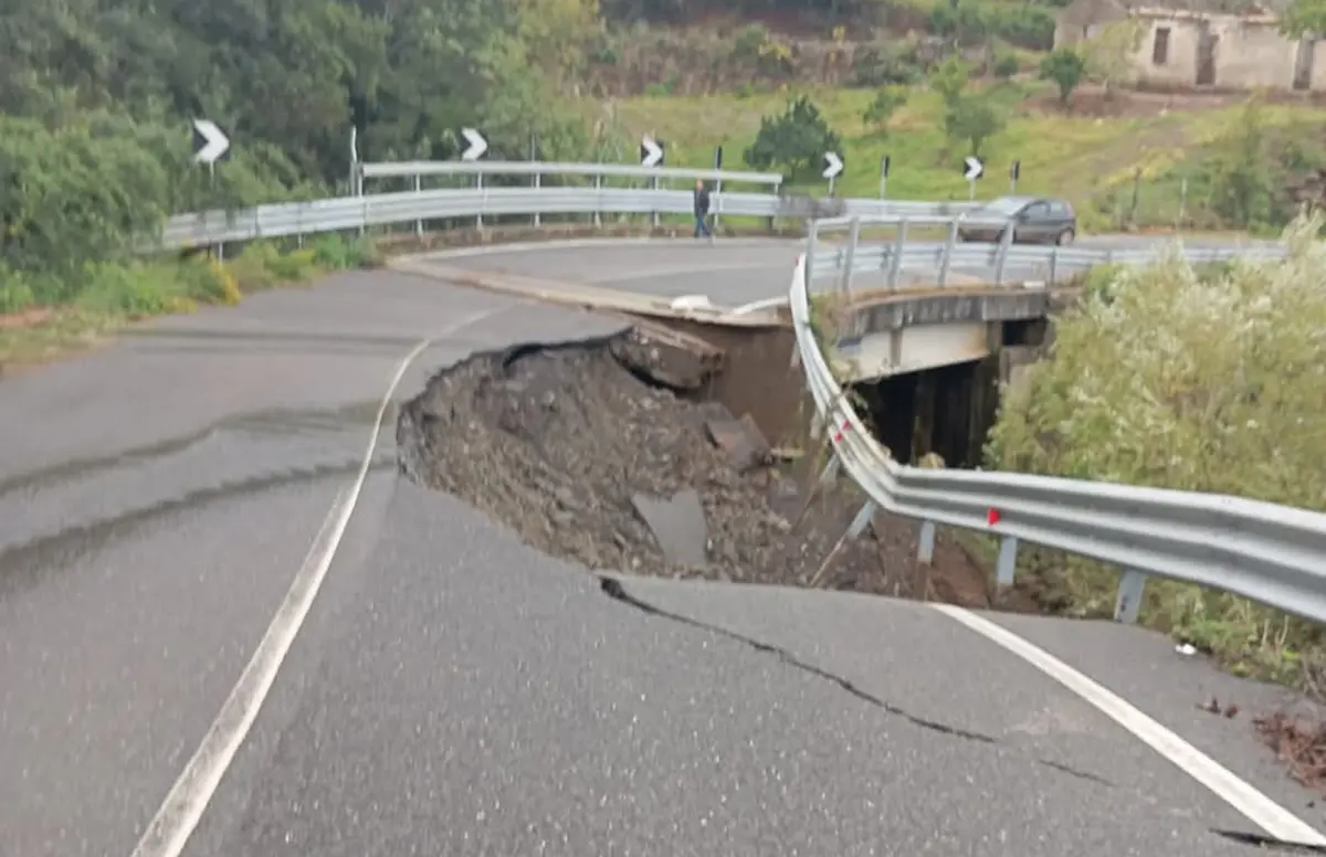 A un mese dall’alluvione in Calabria resta isolato il comune di Jacurso, l’unica via d’accesso è una strada di montagna (dissestata)\n