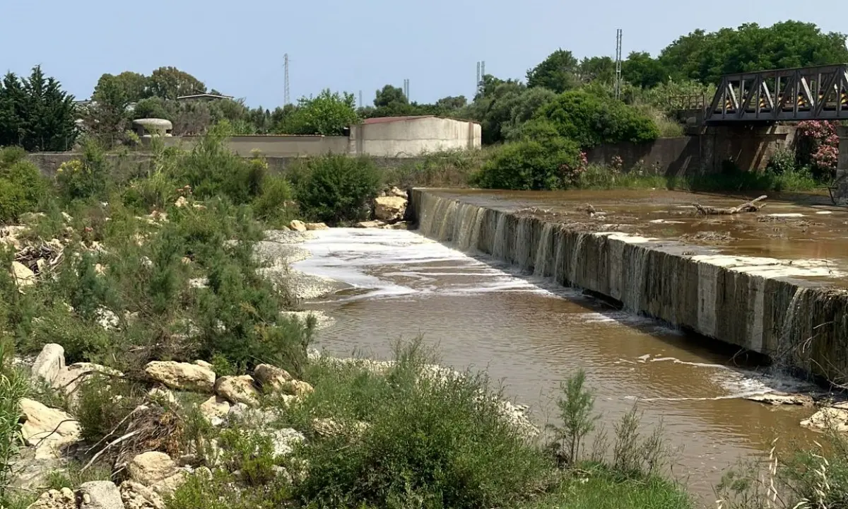 Discarica di Scala Coeli, «il percolato non aspirato ma mescolato al terreno e risistemato nel torrente»\n