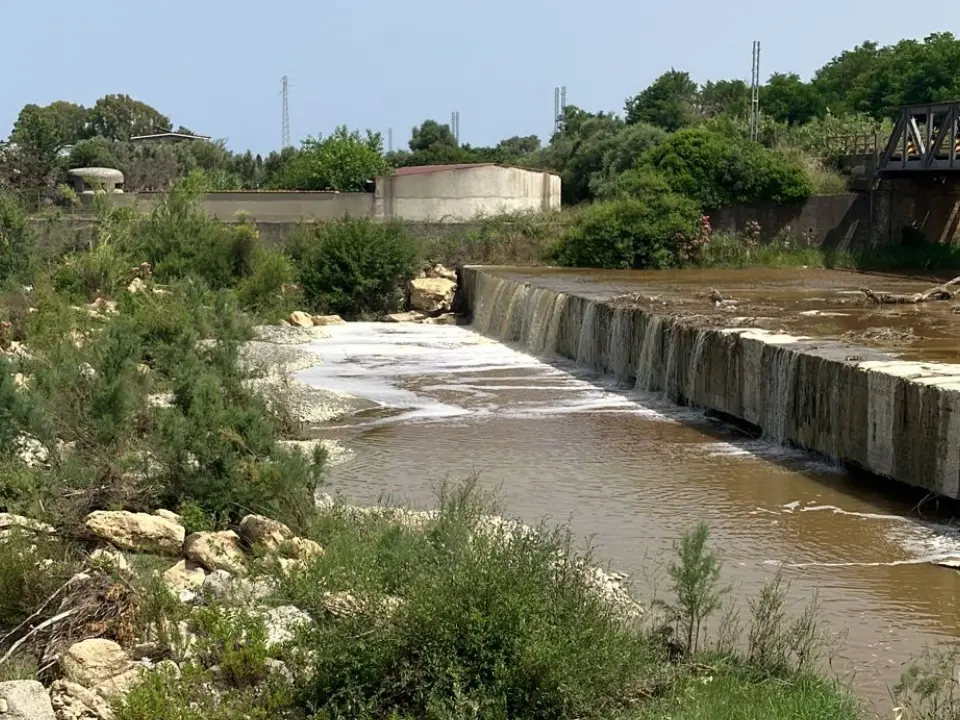 Discarica di Scala Coeli, «il percolato non aspirato ma mescolato al terreno e risistemato nel torrente»