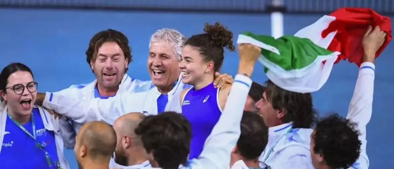 Tennis, l’Italia batte la Slovacchia e vince la Billie Jean Cup a Malaga: la Paolini regala il punto decisivo