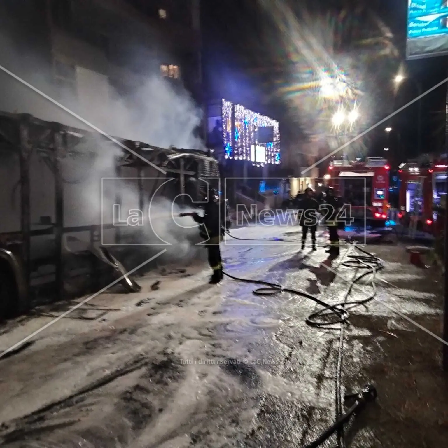 Esplode\u00A0un autobus di linea Atam ad Archi, paura nella notte a Reggio Calabria\n