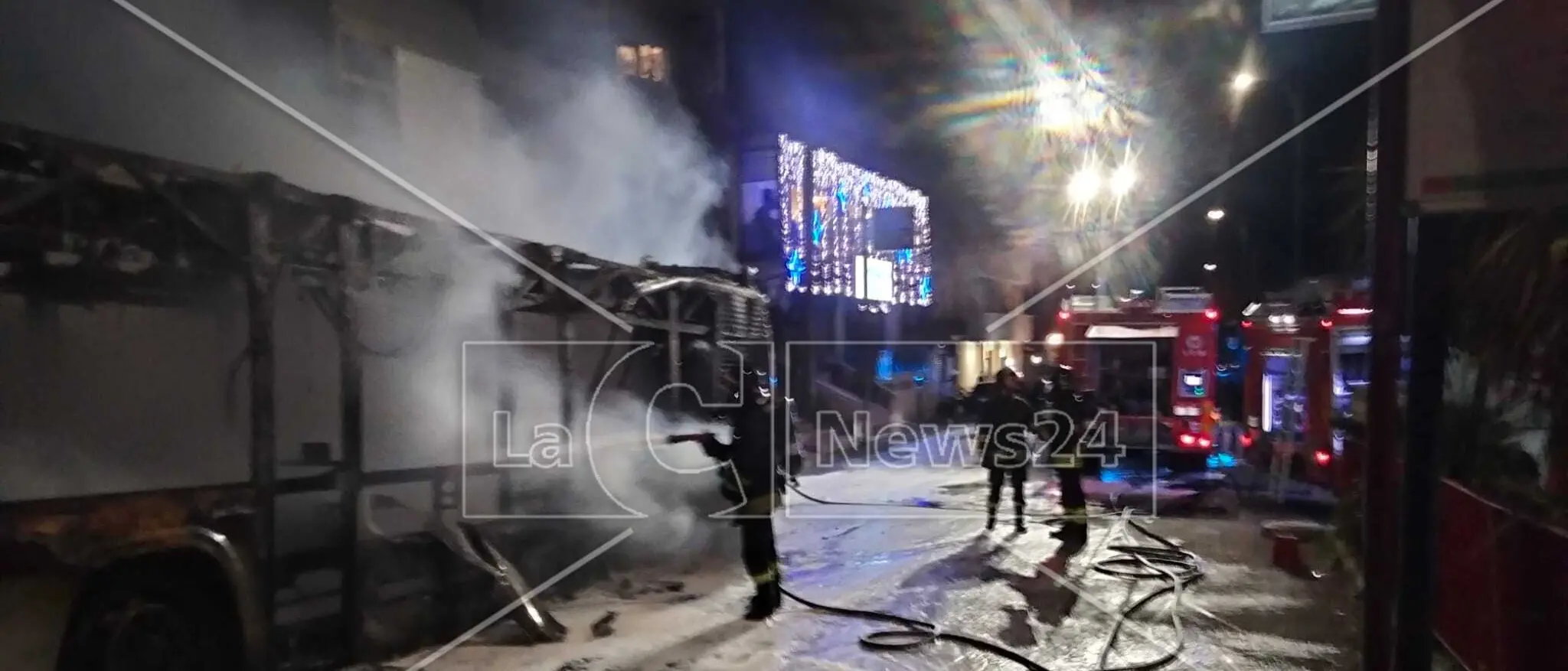 Esplode\u00A0un autobus di linea Atam ad Archi, paura nella notte a Reggio Calabria\n