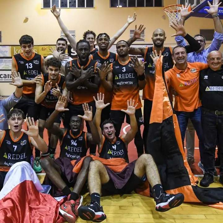 Basket, Viola Reggio che rimonta pazzesca! Nero arancio corsari nel derby a Catanzaro vincendo 90-82