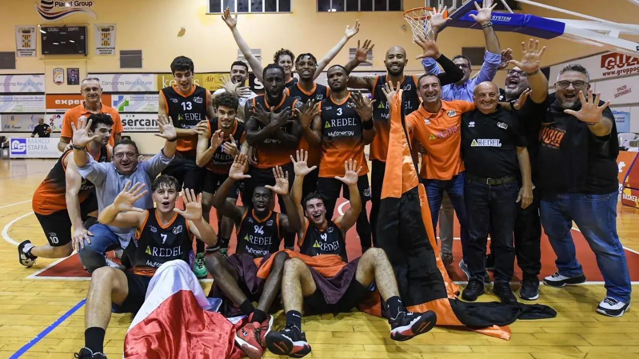 Basket, Viola Reggio che rimonta pazzesca! Nero arancio corsari nel derby a Catanzaro vincendo 90-82