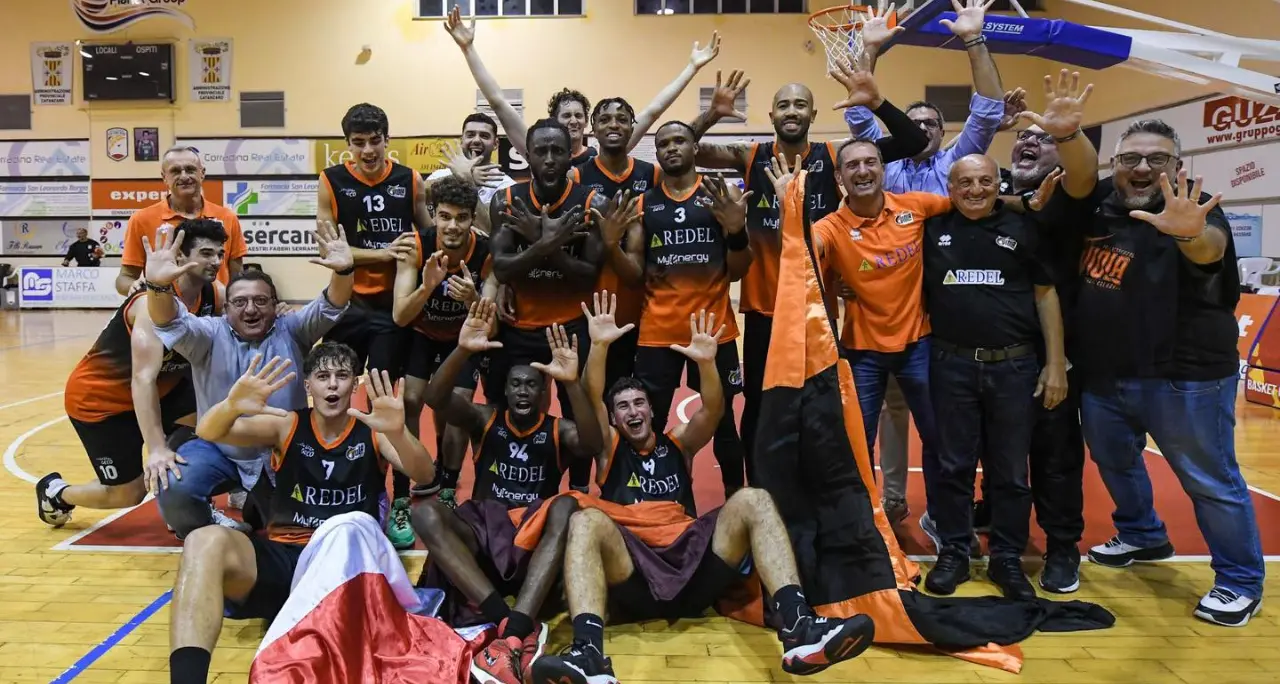 Basket, Viola Reggio che rimonta pazzesca! Nero arancio corsari nel derby a Catanzaro vincendo 90-82