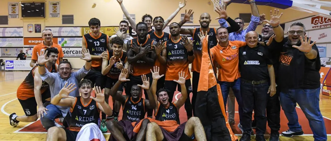 Basket, Viola Reggio che rimonta pazzesca! Nero arancio corsari nel derby a Catanzaro vincendo 90-82