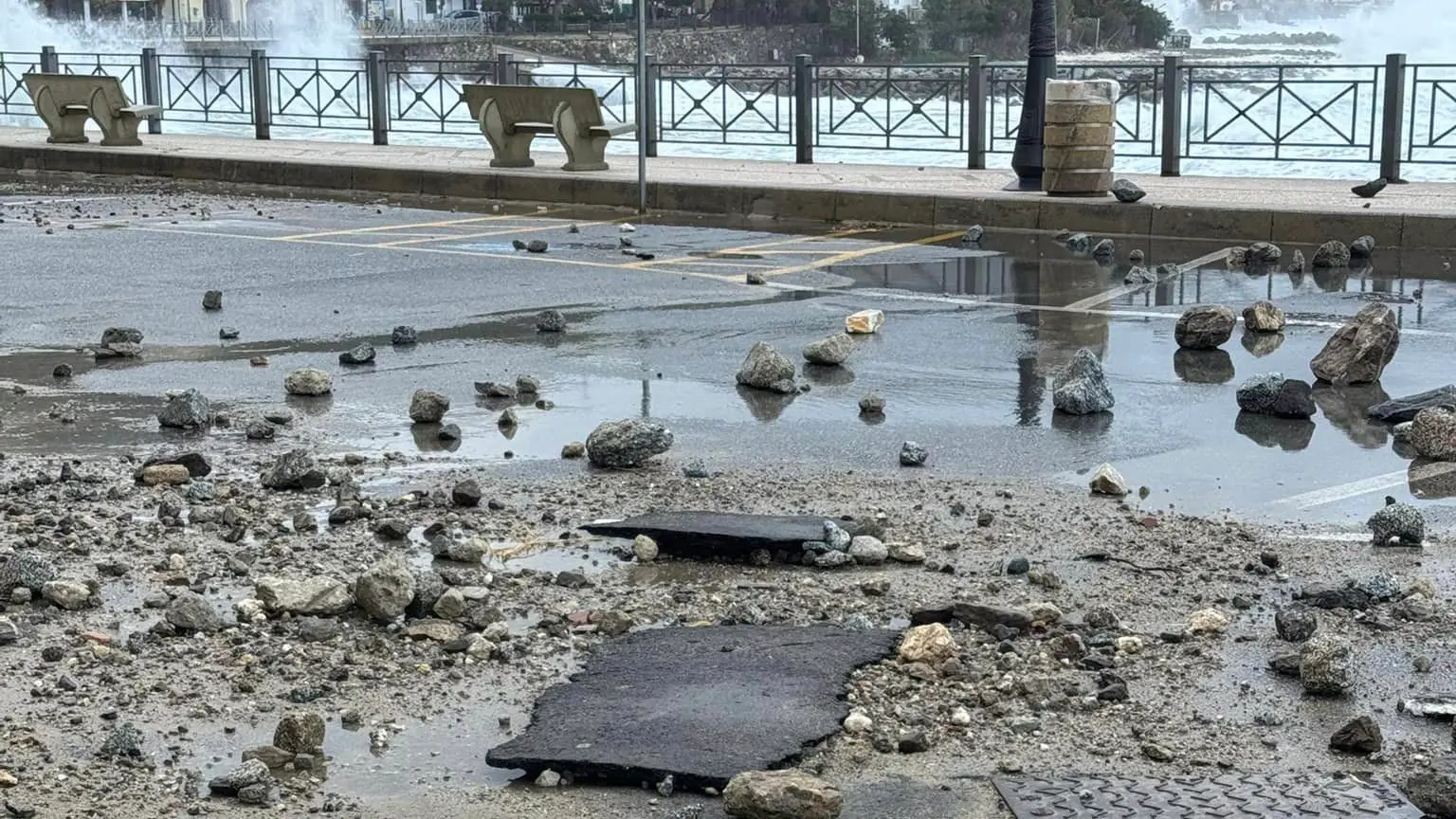 Ancora forti raffiche di vento in Calabria: alberi abbattuti e disagi. Violenta mareggiata a Pizzo, lungomare e strada invasi da massi