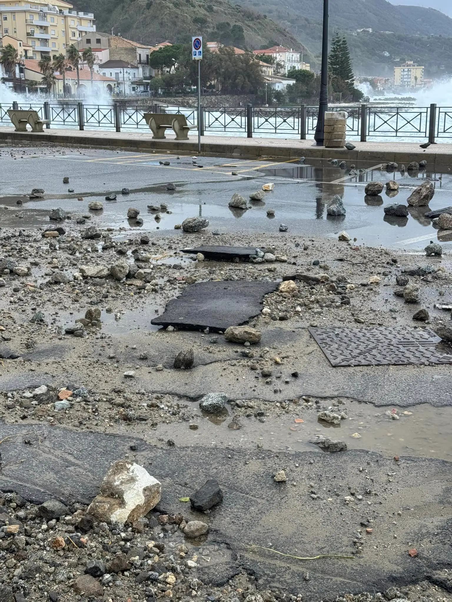 Ancora forti raffiche di vento in Calabria: alberi abbattuti e disagi. Violenta mareggiata a Pizzo, lungomare e strada invasi da massi