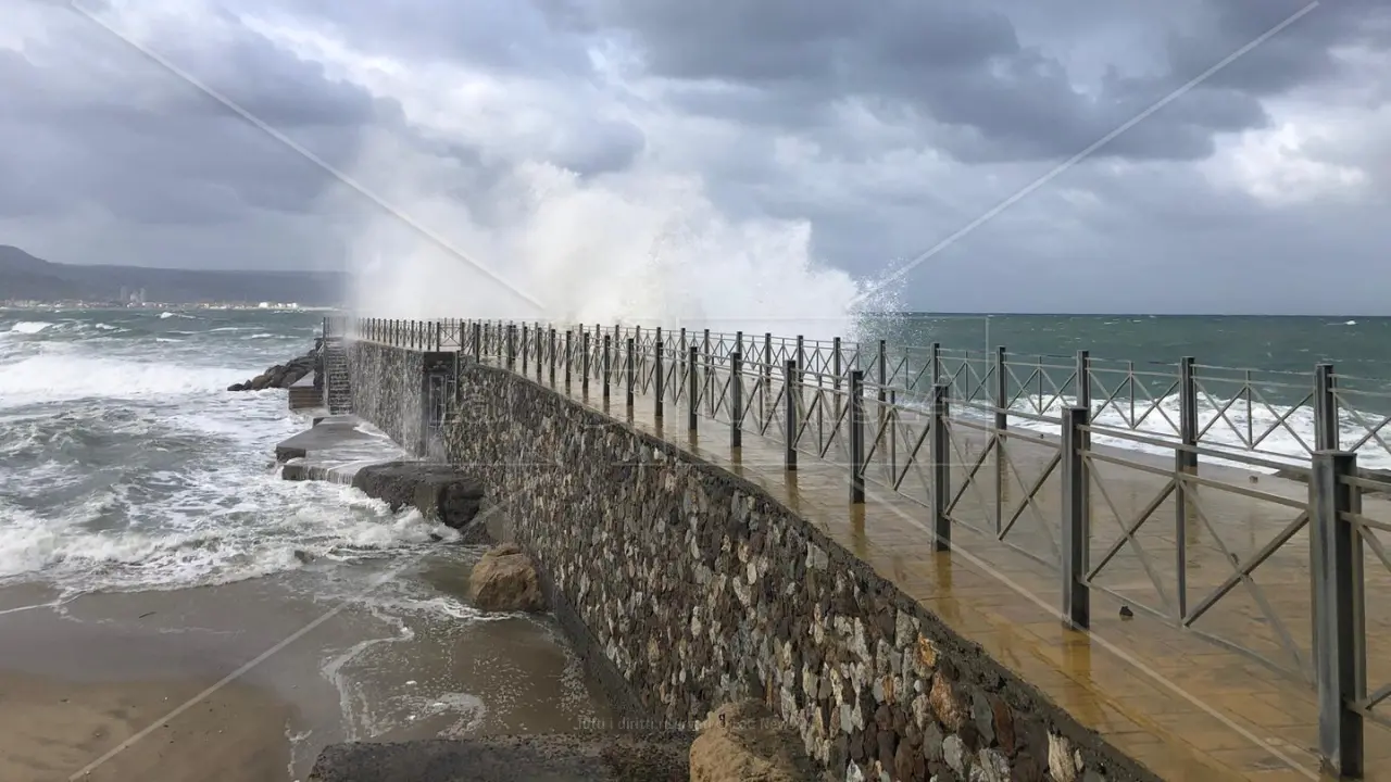 Pizzo, mareggiata devasta la Marina: onde e sassi ovunque