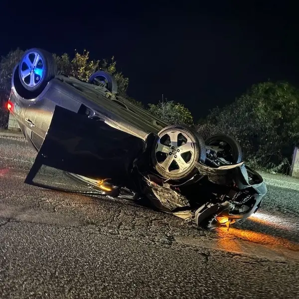 Maltempo a Corigliano-Rossano: alberi e pali divelti per il forte vento. Auto si ribalta