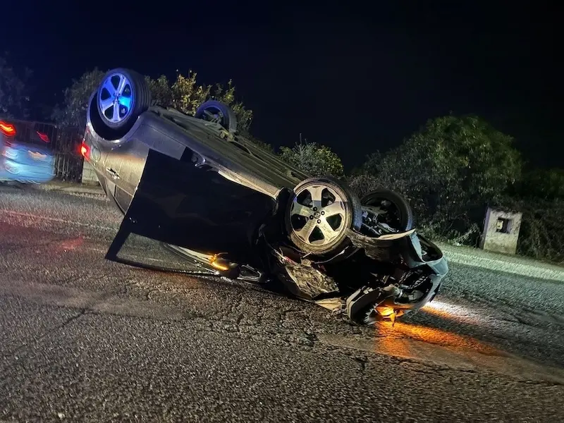 Maltempo a Corigliano-Rossano: alberi e pali divelti per il forte vento. Auto si ribalta