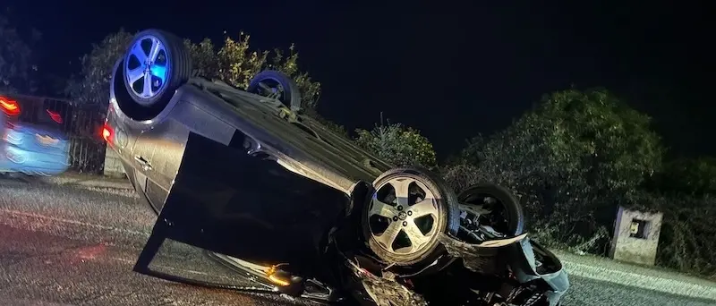 Maltempo a Corigliano-Rossano: alberi e pali divelti per il forte vento. Auto si ribalta