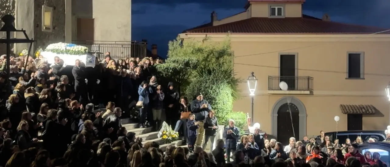 Mandatoriccio dice addio a Francesca Mandarino, la giovane morta in un tragico incidente a Roma\n