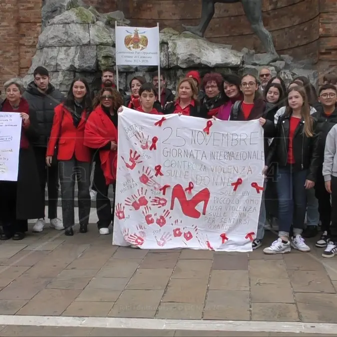 Flash mob a Catanzaro contro la violenza di genere: «Le donne sono nate per brillare, non per essere spente»\n