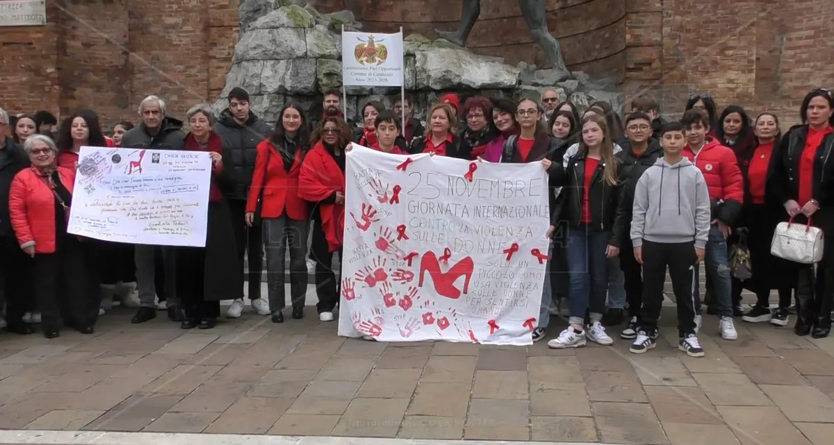 Flash mob a Catanzaro contro la violenza di genere: «Le donne sono nate per brillare, non per essere spente»\n