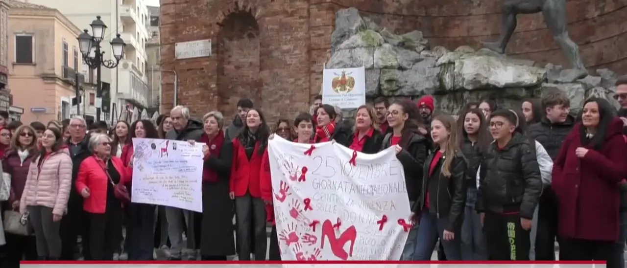 Flash mob a Catanzaro contro la violenza di genere: «Le donne sono nate per brillare, non per essere spente»\n