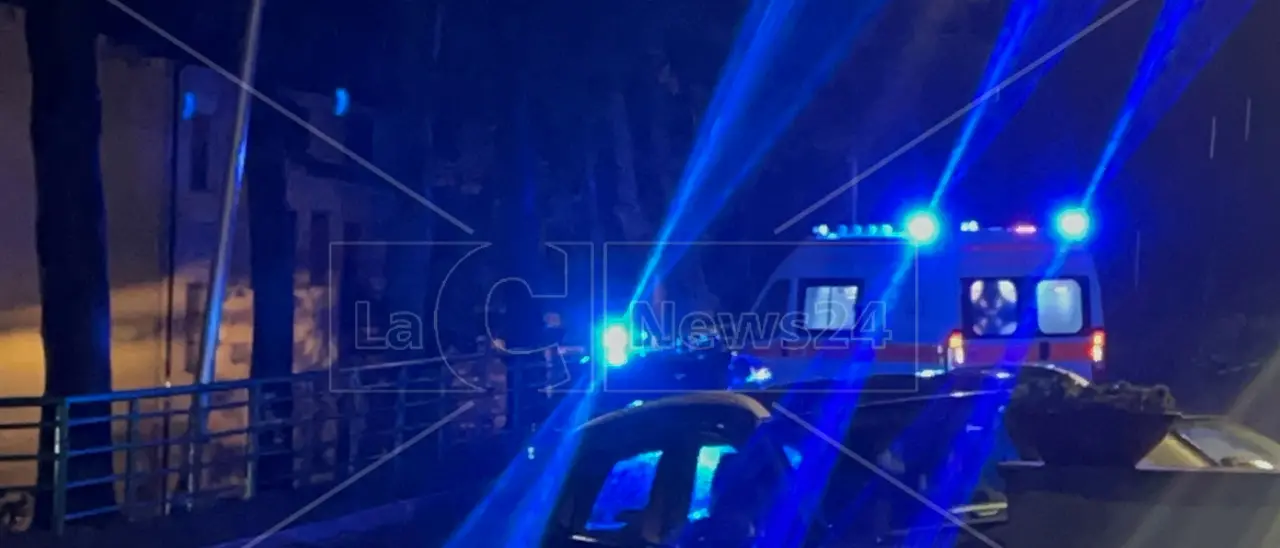 Colpi d’arma da fuoco nel Cosentino, danneggiata una vettura: al via le indagini dei carabinieri