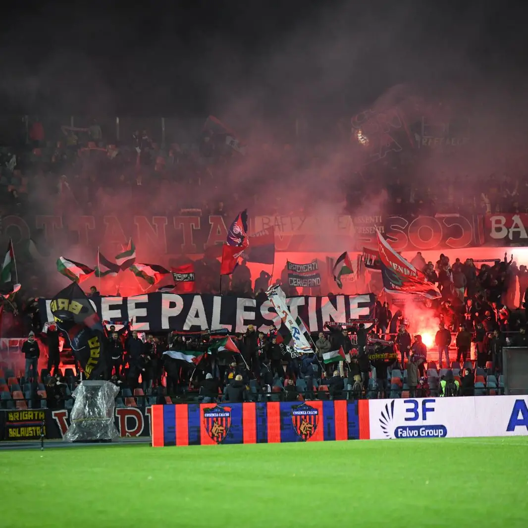 Cosenza, la Curva Nord si schiera durante la partita col Modena: «Free Palestine»\n