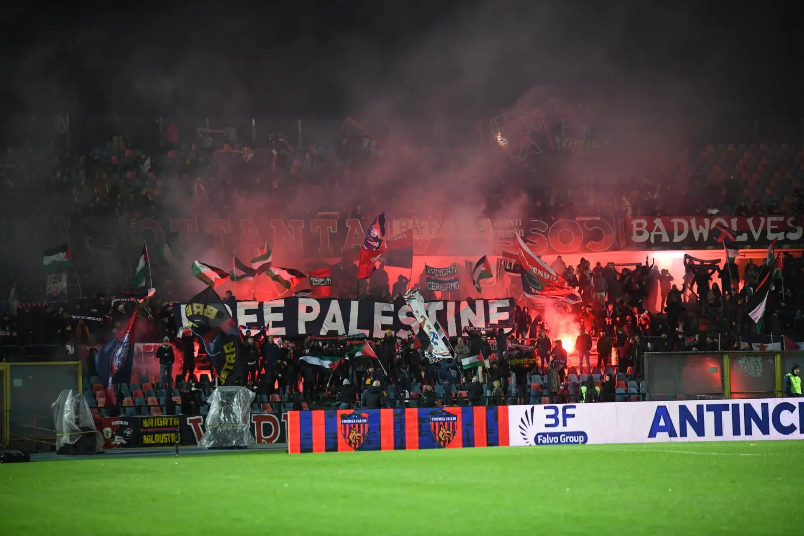 Cosenza, la Curva Nord si schiera durante la partita col Modena: «Free Palestine»\n