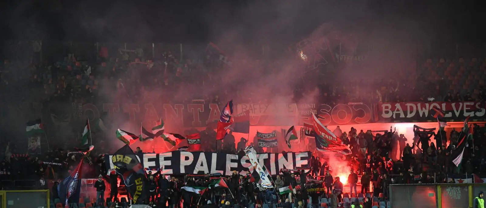 Cosenza, la Curva Nord si schiera durante la partita col Modena: «Free Palestine»\n