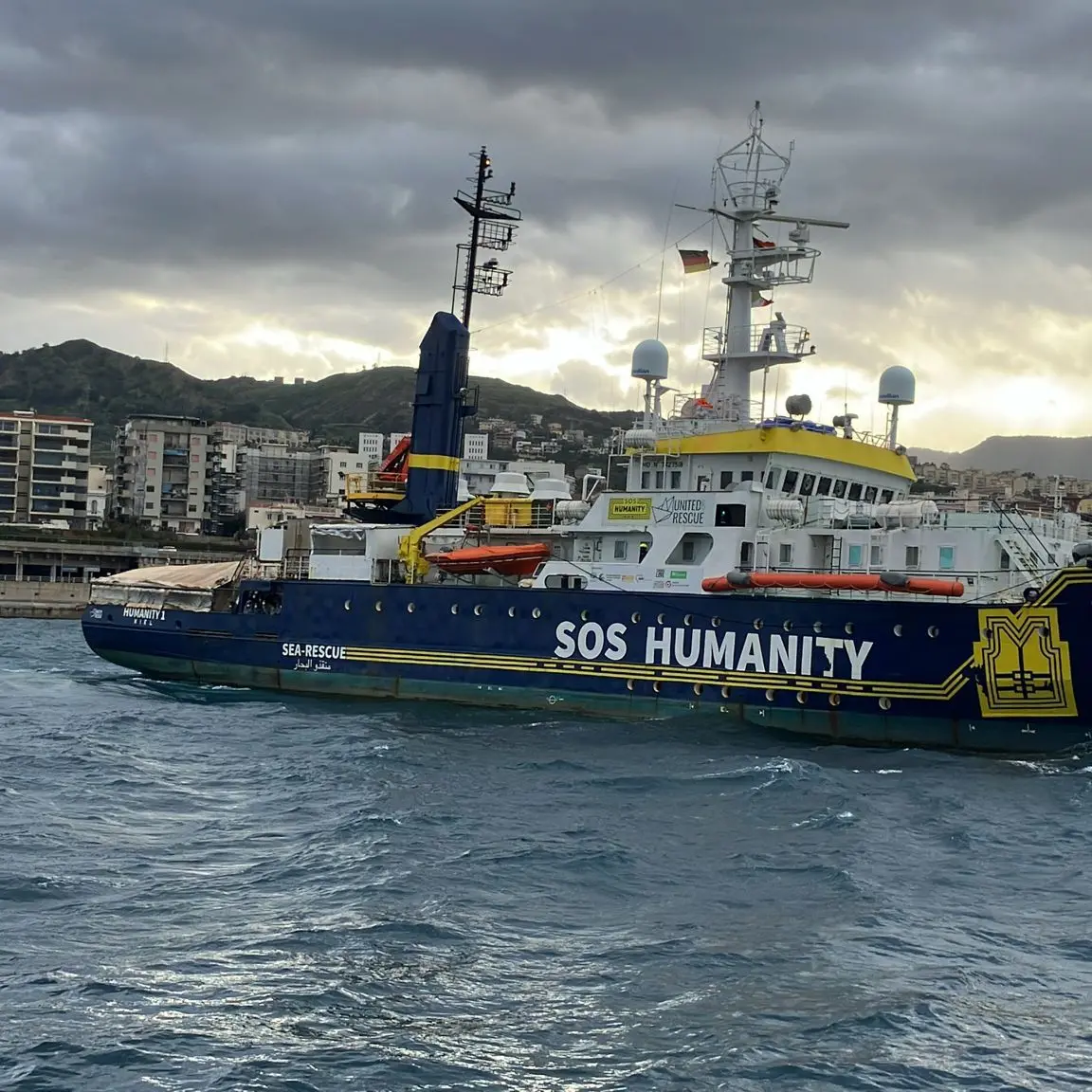 Reggio Calabria, in porto la nave Humanity 1 con a bordo 70 migranti tra cui 26 minori non accompagnati\n