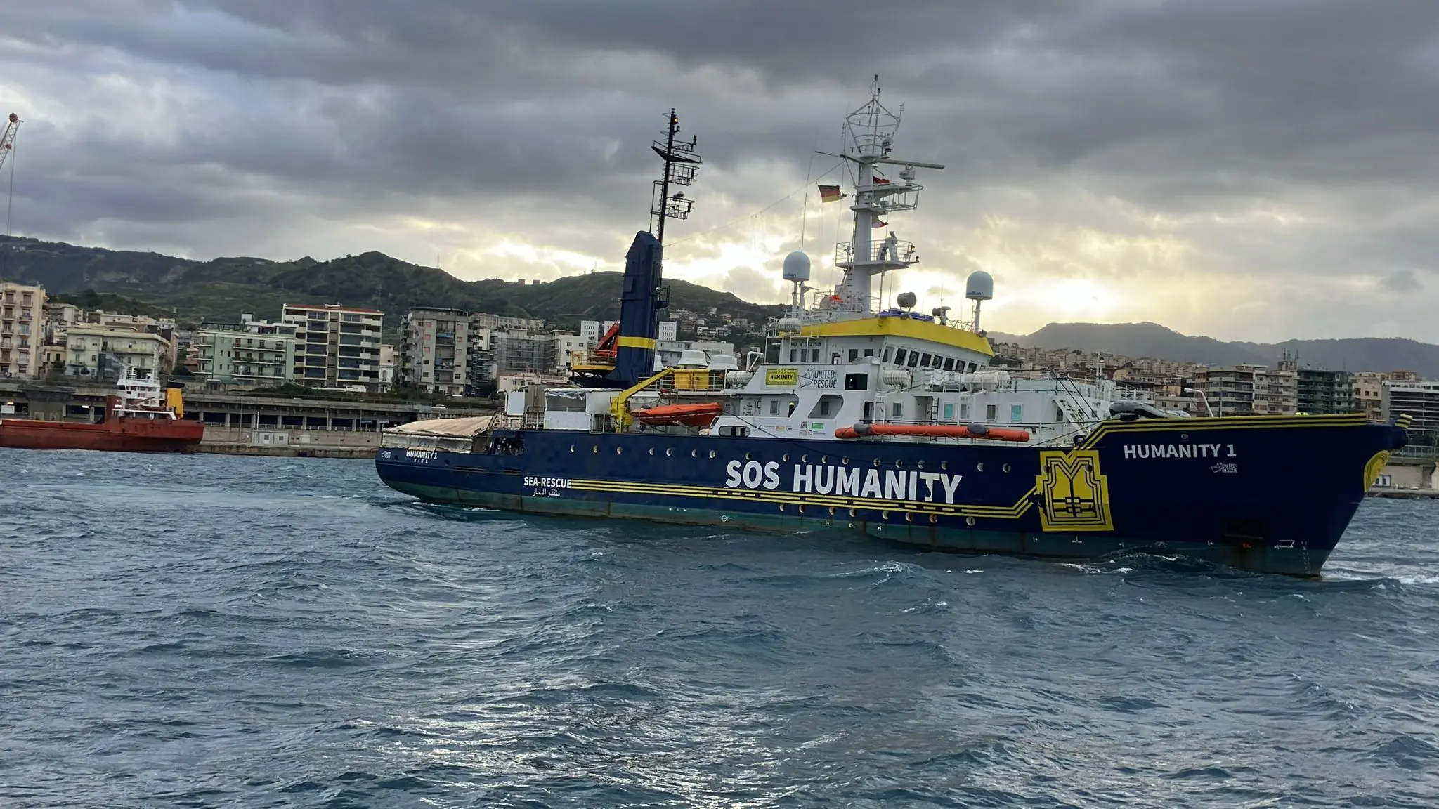 Reggio Calabria, in porto la nave Humanity 1 con a bordo 70 migranti tra cui 26 minori non accompagnati\n