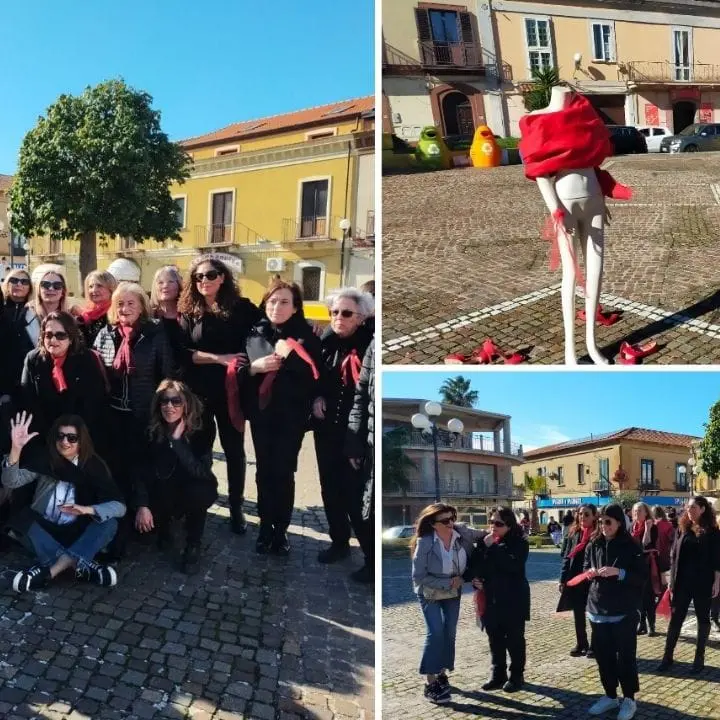 Gioia Tauro, flash mob contro la violenza di genere\u00A0per abbattere il silenzio:\u00A0«È come una preghiera»\n