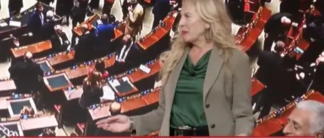 Lambrusco, popcorn e leader-cippa: ecco Perfidia, il talk show più malandrino della tv\n