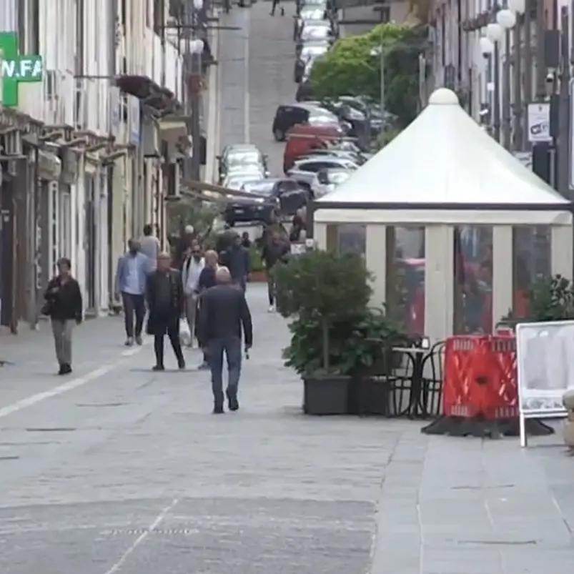 Vibo Valentia, tenta di tagliarsi il collo con una bottiglia in pieno centro: fermata da un consigliere comunale\u00A0\n