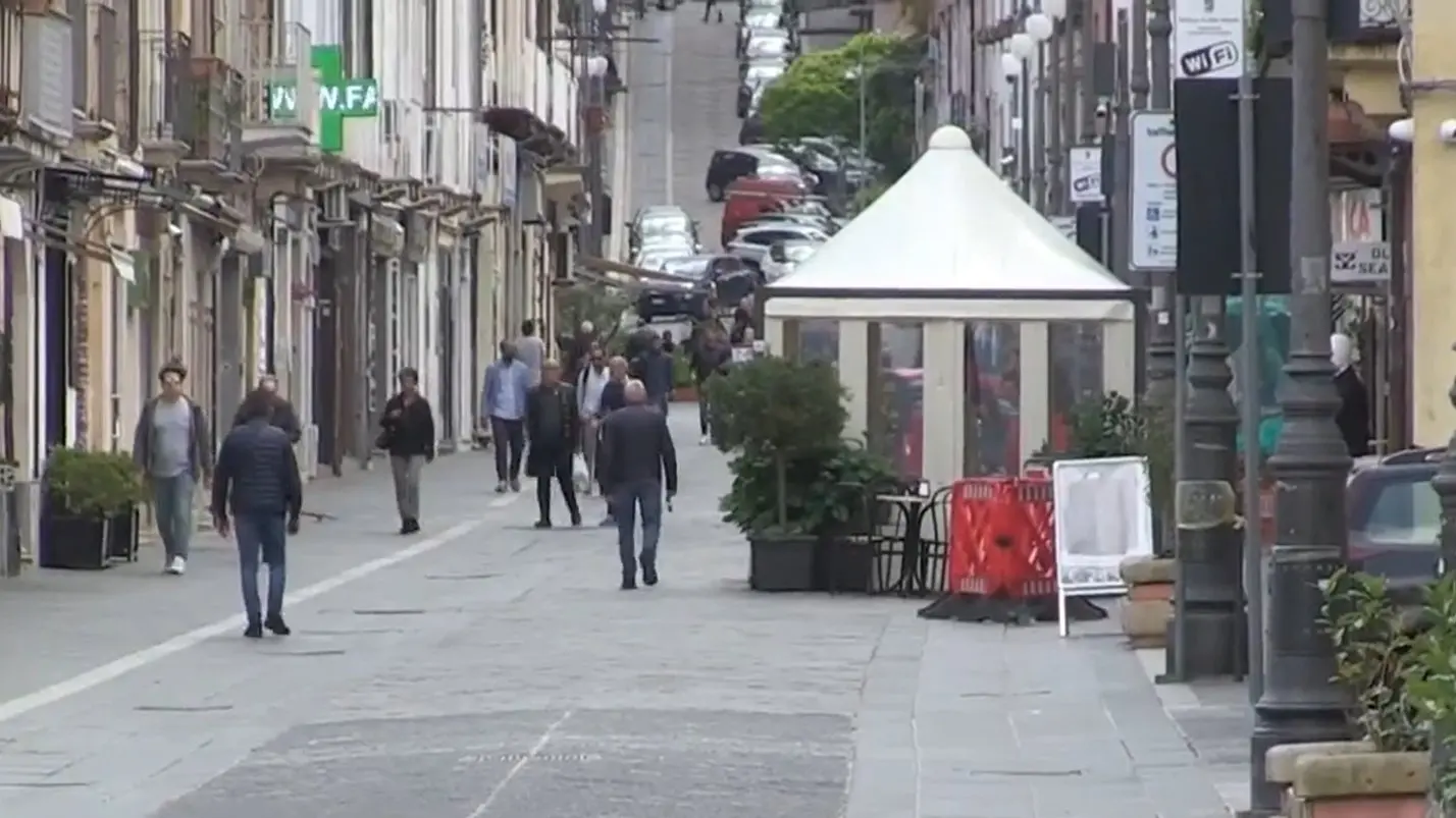 Vibo Valentia, tenta di tagliarsi il collo con una bottiglia in pieno centro: fermata da un consigliere comunale\u00A0\n