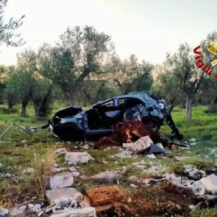 Incidente stradale nel Leccese, auto finisce contro un albero: morto un giovane militare\n