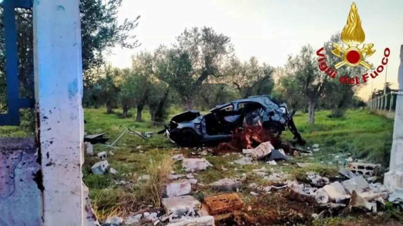 Incidente stradale nel Leccese, auto finisce contro un albero: morto un giovane militare\n