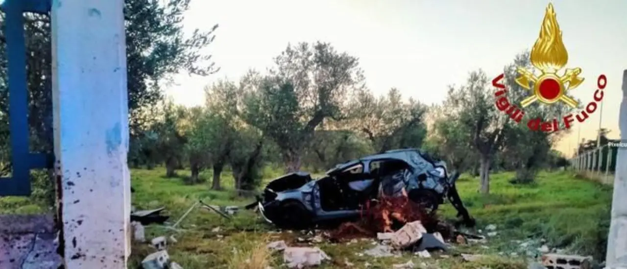 Incidente stradale nel Leccese, auto finisce contro un albero: morto un giovane militare\n