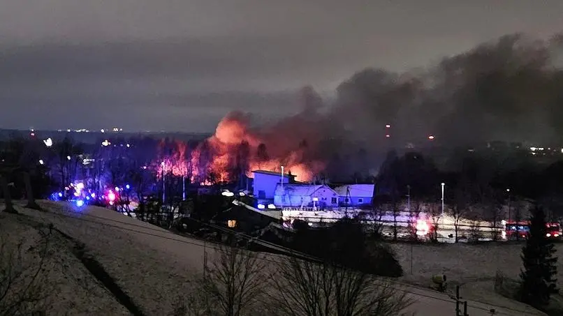 Aereo cargo si schianta contro una palazzina di due piani a Vilnius: un morto, un disperso e due feriti\n