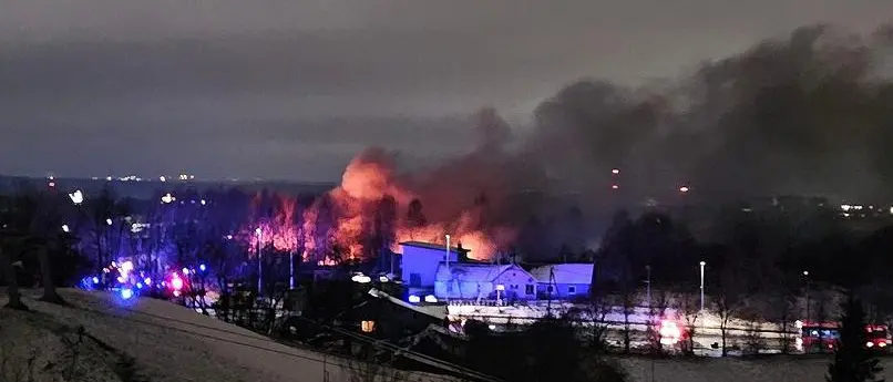 Aereo cargo si schianta contro una palazzina di due piani a Vilnius: un morto, un disperso e due feriti\n