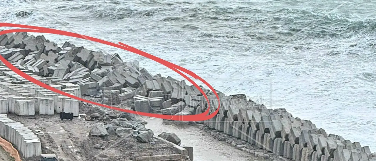 Pizzo, la prima mareggiata della stagione butta giù la scogliera appena costruita\n